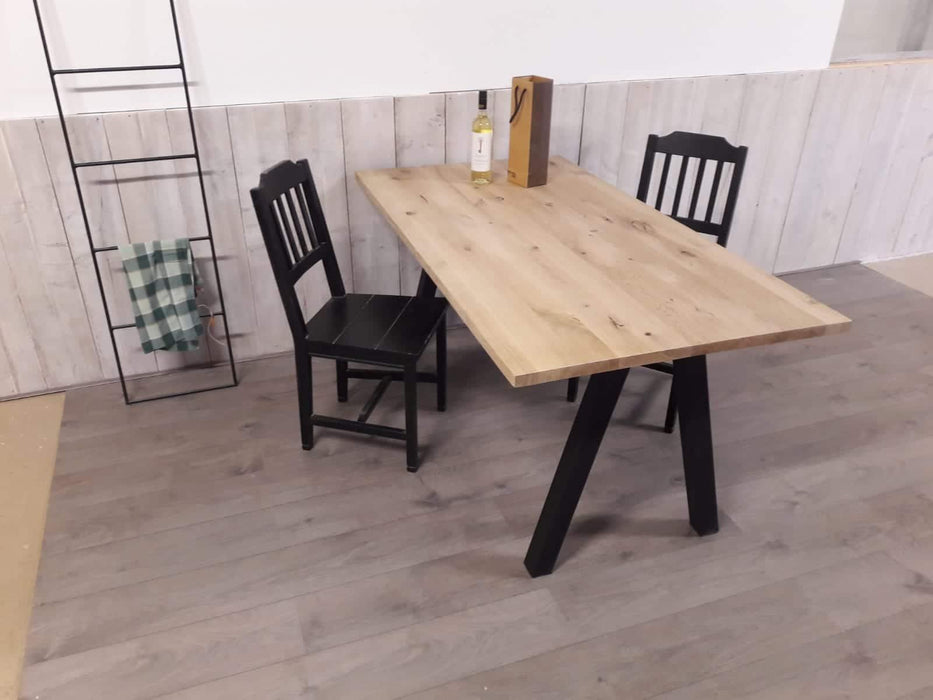 Eiken eettafel met V onderstel Meubelmakerij van Ommen