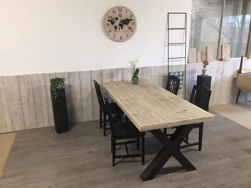 Steigerhouten eettafel met stalen kruispoot Meubelmakerij van Ommen