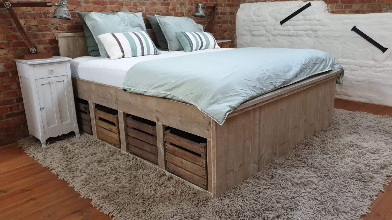 Steigerhouten tweepersoonsbed met fruitkistjes Meubelmakerij van Ommen