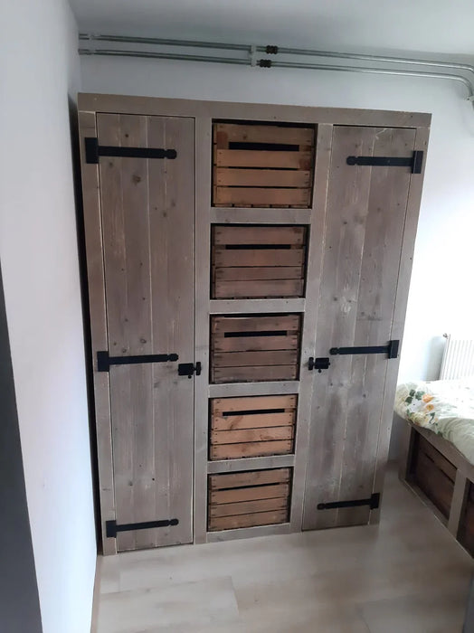 Steigerhouten kledingkast met fruitkistjes